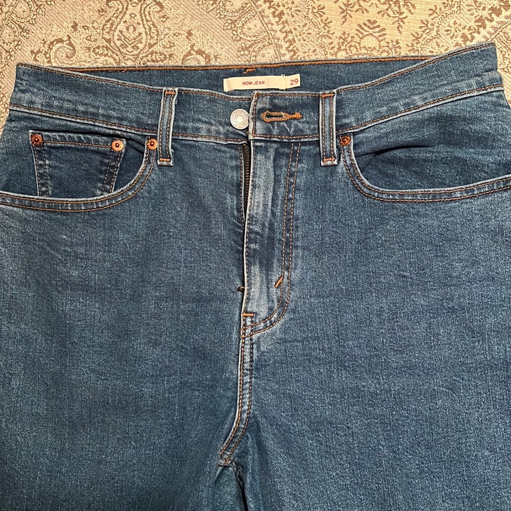 Levi’s mom jeans size 29 worn only once like new condition